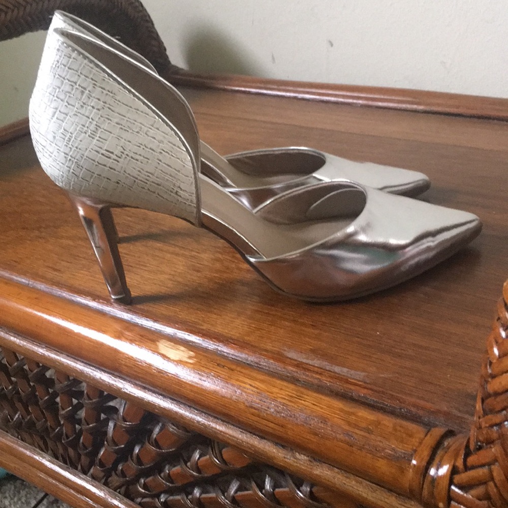 New Seychelles, never been worn Silver pumps